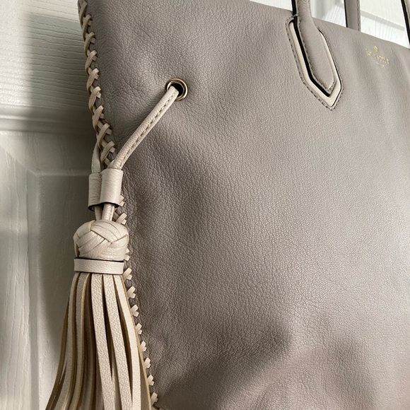 Grey Kate Spade bag with white stitching and zipper top - Picture 3 of 7